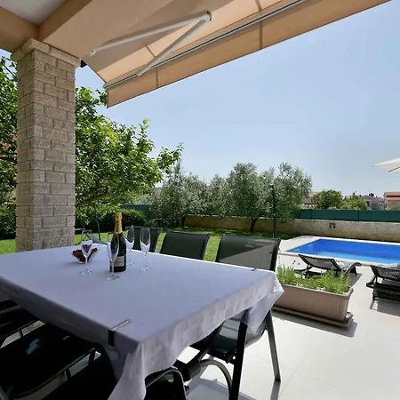 Vakantiehuis With Pool In Galizana-istrien 33429