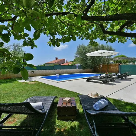 Vakantiehuis With Pool In Galizana-istrien 33429