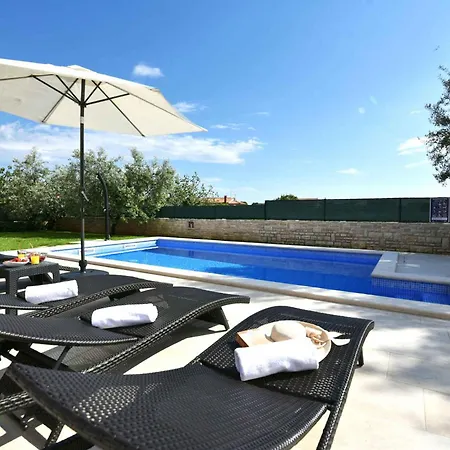 With Pool In Galizana-istrien 33429 Vakantiehuis Galižana