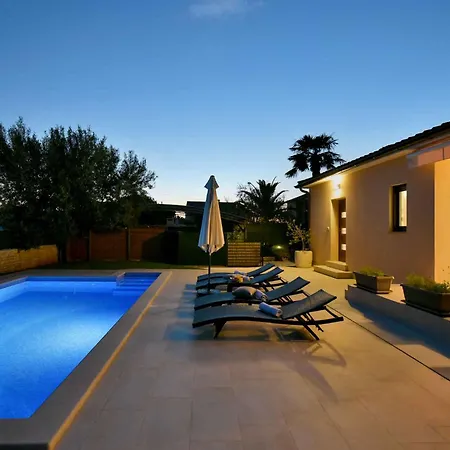 Vakantiehuis With Pool In Galizana-istrien 33429 Galižana