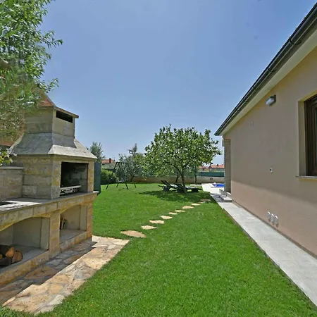 Vakantiehuis With Pool In Galizana-istrien 33429